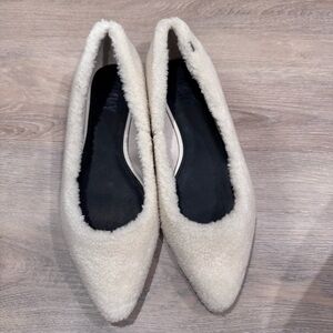 DKNY  Women Faux Shearling Ballet Flat color Vanilla Size 6 NWT